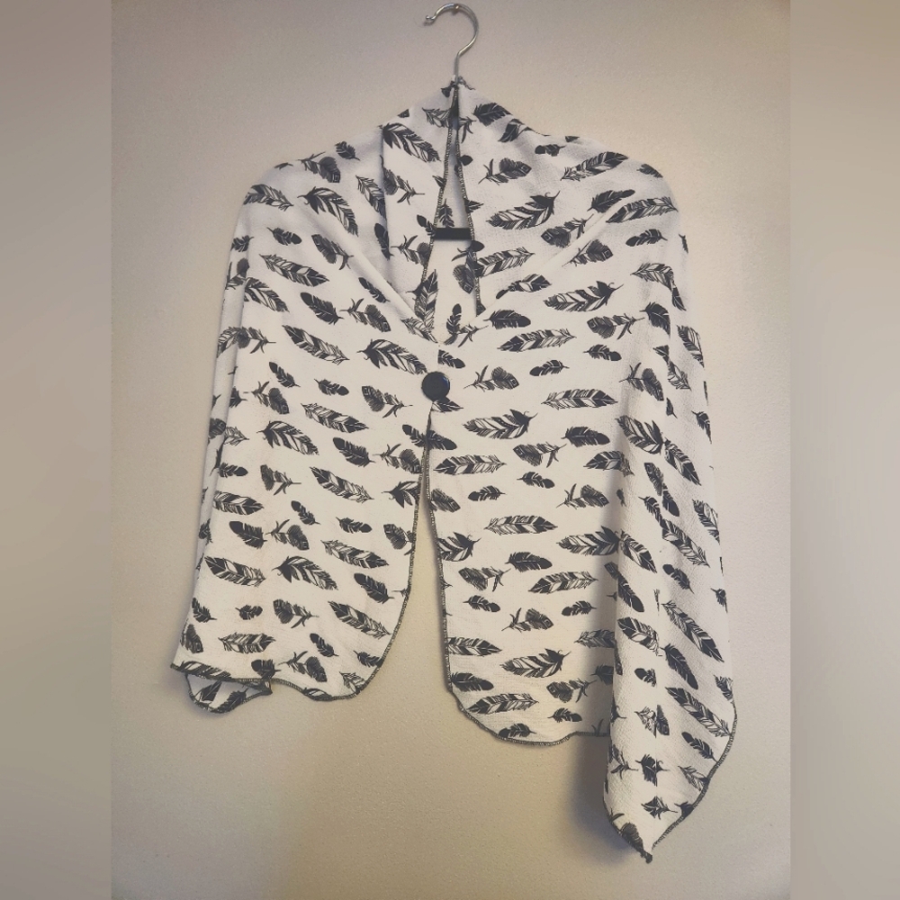 Short fabric shawl with feather pattern